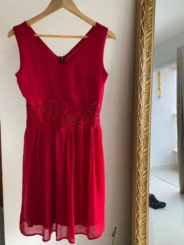 Vestido Regata Vermelho - Decote V com Renda e Spike - Tamanho M