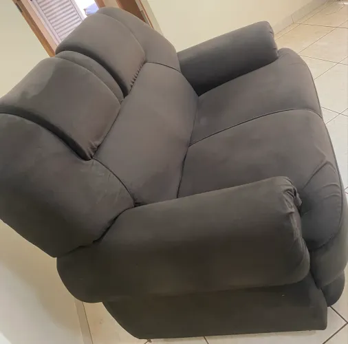 Vendo 1 sofá pouco tempo de uso