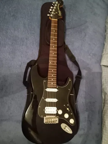Guitarra Squier by Fender Standard