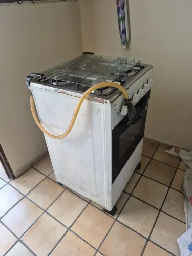 Vendo fogão quatro bocas, funcionando direitinho.