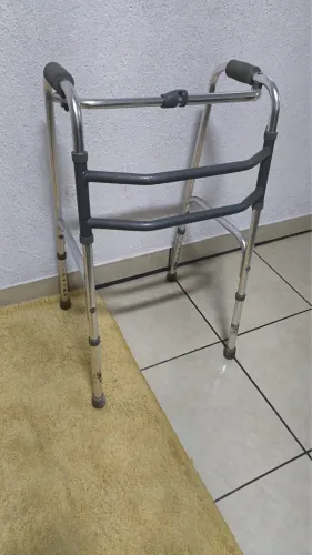 Andador Dobrável de Alumínio com Regulagem de Altura - Excelente Estado