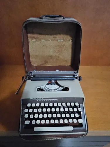 Maquina de escrever Remington Monarch relíquia