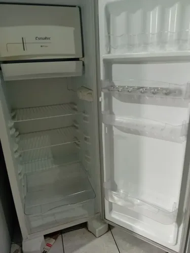 Geladeira pouco usada