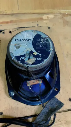 Tampão traseiro com 2 falantes pioneer e 2 Booter
