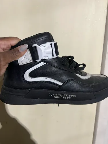 Tênis Bruce Lee, cano alto e super estiloso139,90 Chame no direct 