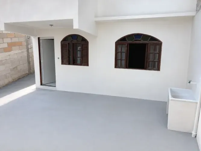 STUDIO/CASA LINEAR COM QUINTAL PRIVATIVO | A 1KM DO CENTRO - RIO DAS OSTRAS