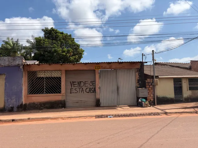 Vendo uma casa com três dormitórios no bairro do Amparo