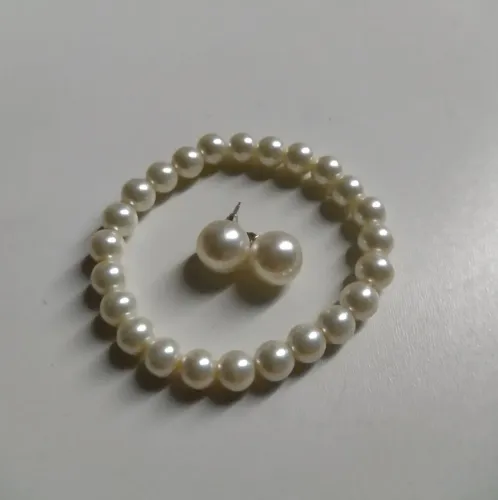 Conjunto de brincos e pulseira de pérola.