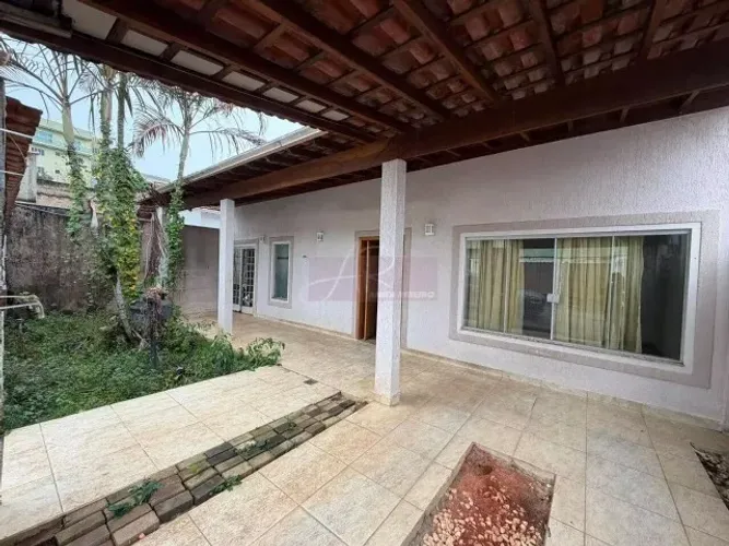 Casa com amplo quintal na regiao do Altavile!