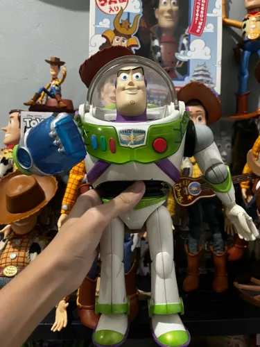 Buzz Lightyear super golpe Toy Story (fala em português)