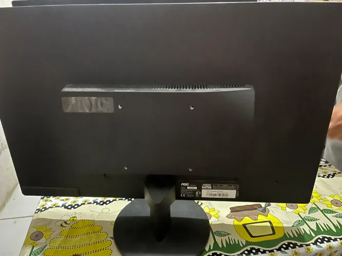 Vendo Monitor de computador seminovo