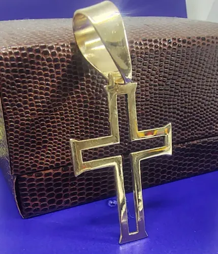 Pingente Cruz Vazada Ouro 18 Kilates Peso 1.62 Gramas 27 mm