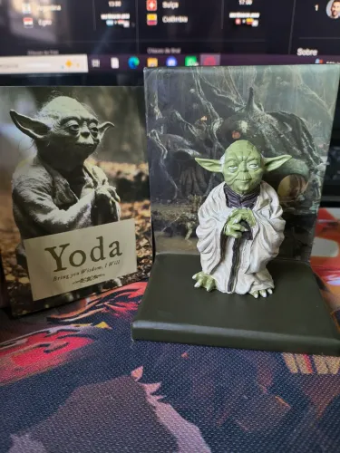Action Figure + Livro: Yoda - Star Wars
