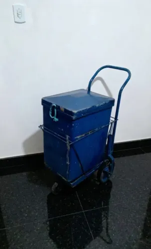 Carrinho de vendas ambulante e sorveteira