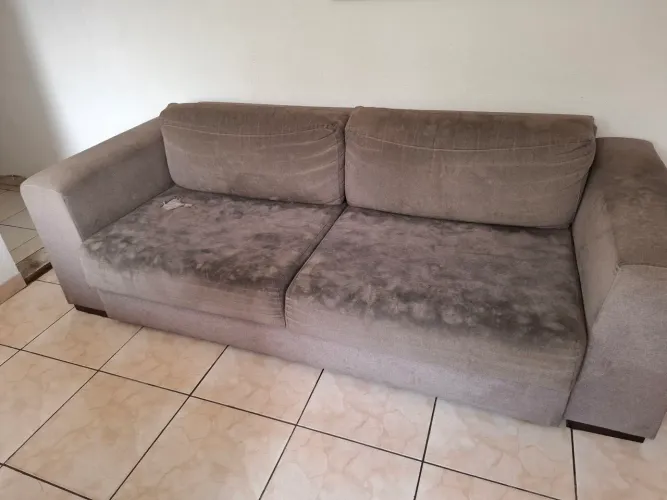 Sofá para reformar ou limpeza pois esta com manchas, pronto para buscar