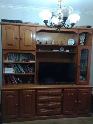 Estante com armário e porta de vidro