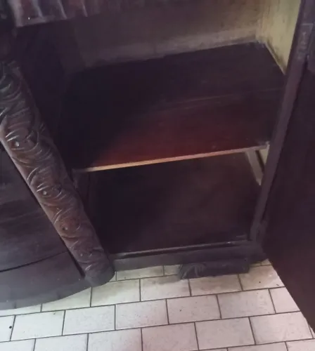 Móvel para quem gosta de antiquário.Bancada com 4 gavetas e duas laterais.
