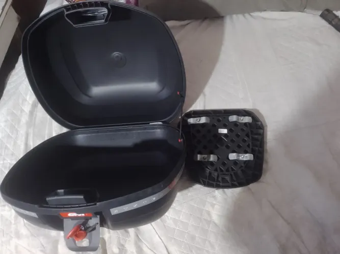 baú pra moto novo com suporte givi