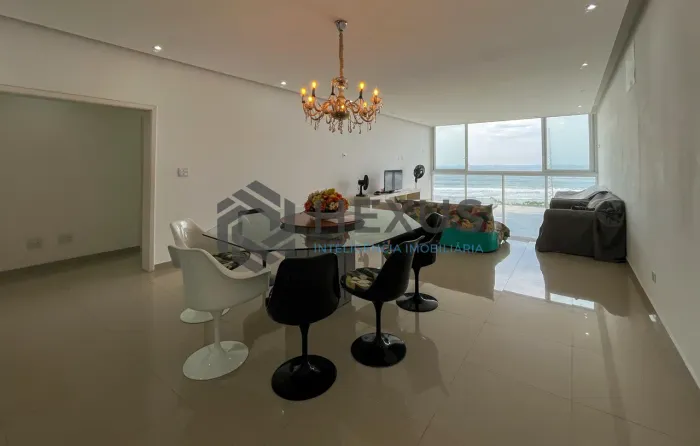 Apartamento reformado frente mar e lazer no Pitangueiras, Guarujá