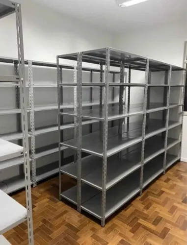 Prateleiras de aço