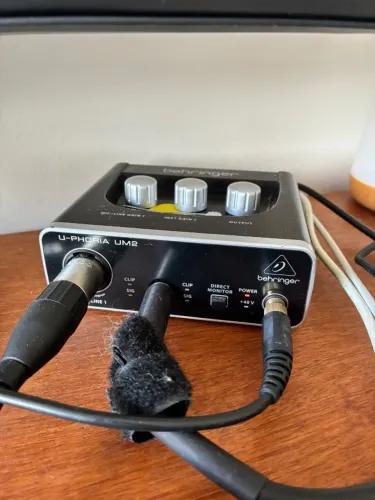 Behringer U-Phoria UM2 - Interface de Áudio USB