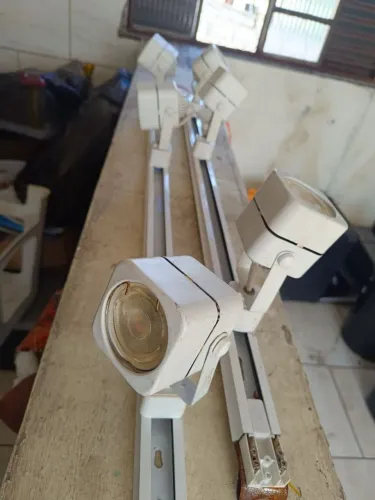 Trilho de Luz direcional. Cor Branca e 3 lâmpadas em cada trilho. Pra vender logo! ?
