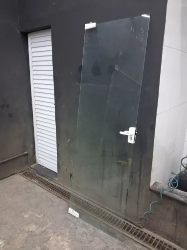Porta vidro pivotante 70cm completa