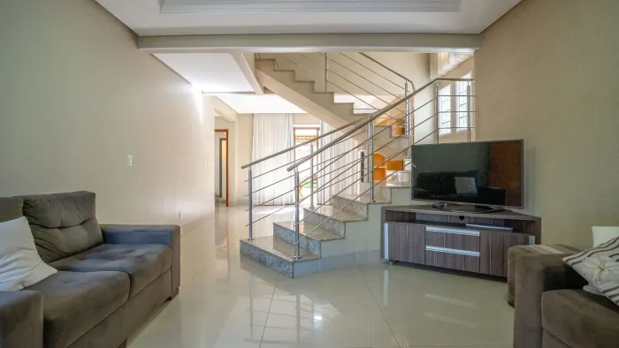 Casa 3 Quartos em frente à praça à venda, Loteamento Portal do Sol 1, Goiânia