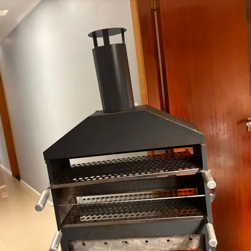 Churrasqueira para espetinho, muito nova, usada apenas 5 vezes.