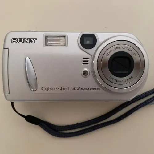 SONY CYBER-SHOT DSC P72 3.2MP