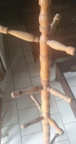 2 cabideiros, mancebo de madeira.