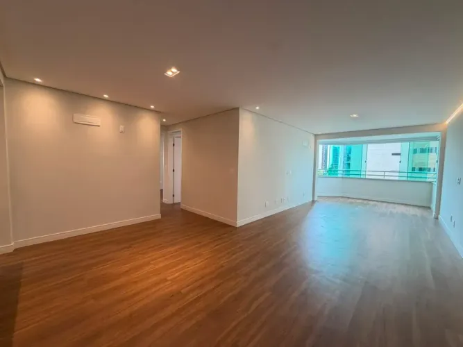 Apartamento de 129m² na Varjota, com 3quartos e 2 Vagas de garagem que cabem 3 carros.