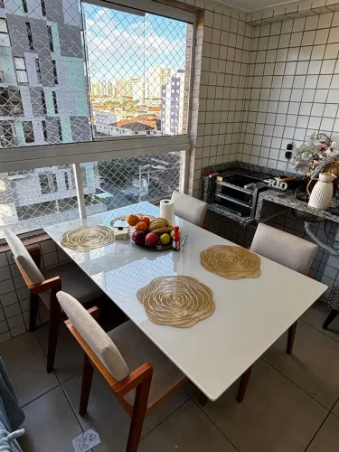 Mesa sem as cadeiras !