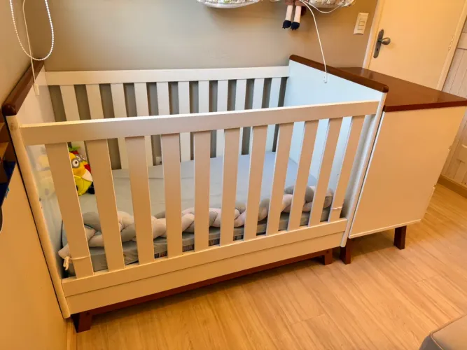 Maravilhoso e prático conjunto berço 3x1 com colchão e cômoda com 3 gavetas