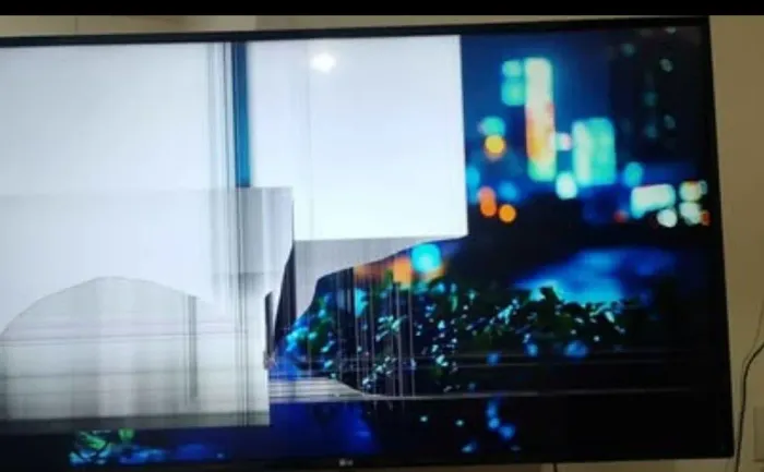 Tv LG 49 polegadas smart tela quebrada