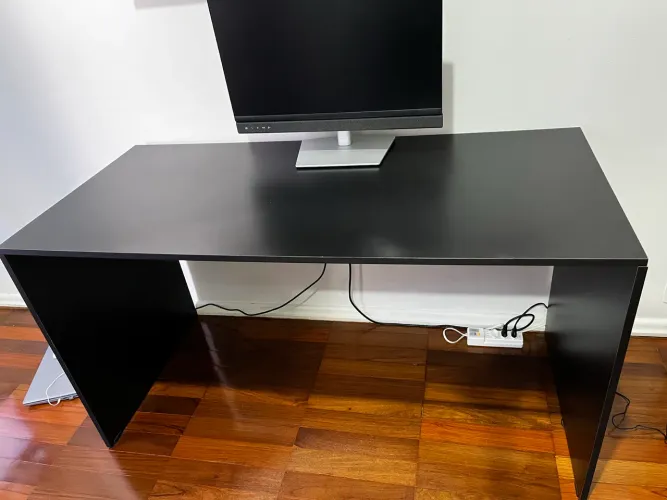 Escrivaninha preta em MDF