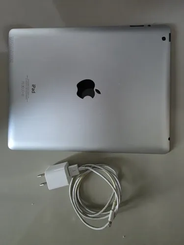 iPad 4ª Geração 9.7" Prata + Carregador e Cabo 