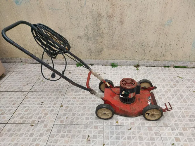 Máquina De Cortar Grama Elétrica Antiga