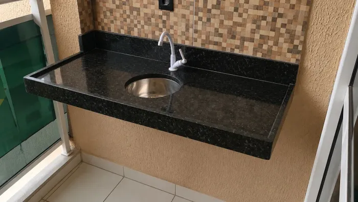 Bancada de Granito Preto com Cuba Inox - Excelente Estado