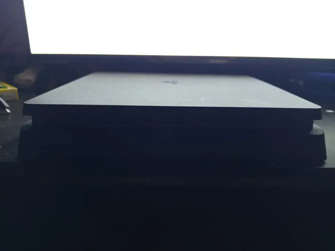 VENDO PS4 SLIM 1 TB ACOMPANHA 3 JOGOS MÍDIAS FÍSICA