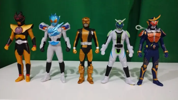 Figuras de VInil Kamen Rider 17cm Importadas do Japão R$100 cada