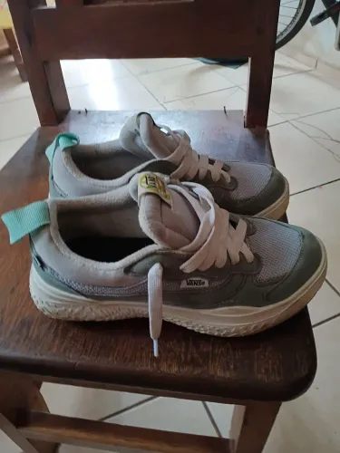 Tenis unissex usado uma vez pra vender logo 70 reais dispenso golpistas