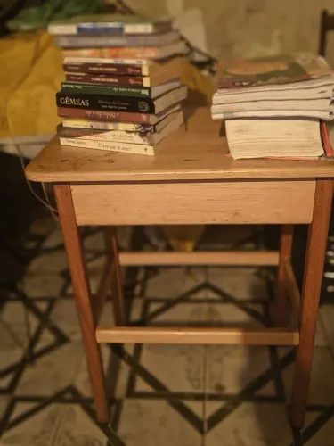 Escrivaninha em madeira