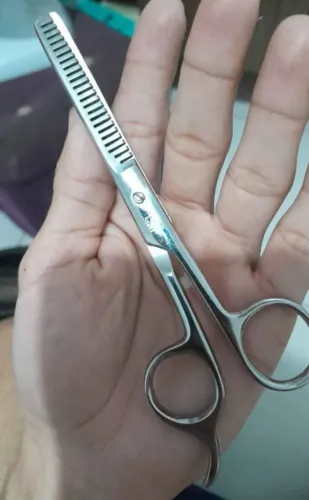 Tesoura dentada usada poucas vezes.