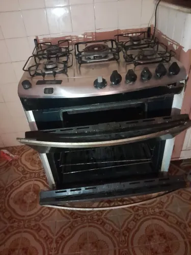 Fogão 5 bocas 2 fornos ( um elétrico e outro a gás funcionando muito bem)