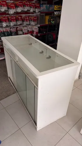 Balcão com vidro, gavetas com chave 