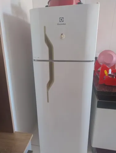 Vendo 650 pra hoje esse e o menor preço leiam o anúncio funciona bem gela muito bem