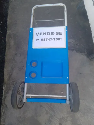 Carrinho de praia que vira mesa
