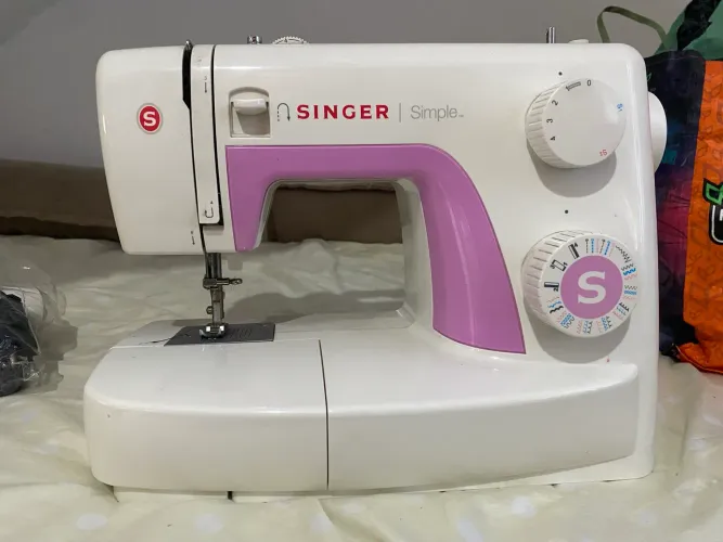 Máquina de Costura Singer Simple 3223 127V com capa, pedal e manual
