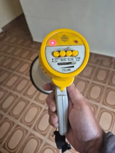 Megafone portátil com sirene musical e gravador